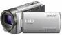 Sony HDR CX130 HandyCam kamera na spominske kartice, ki snema v visoki ločljivosti z širokokotnim objektivom in kar 30x optičnim zoomom, ima tudi Exmor R™ senzor za snmanje ob šibki svetlobi, sive barve